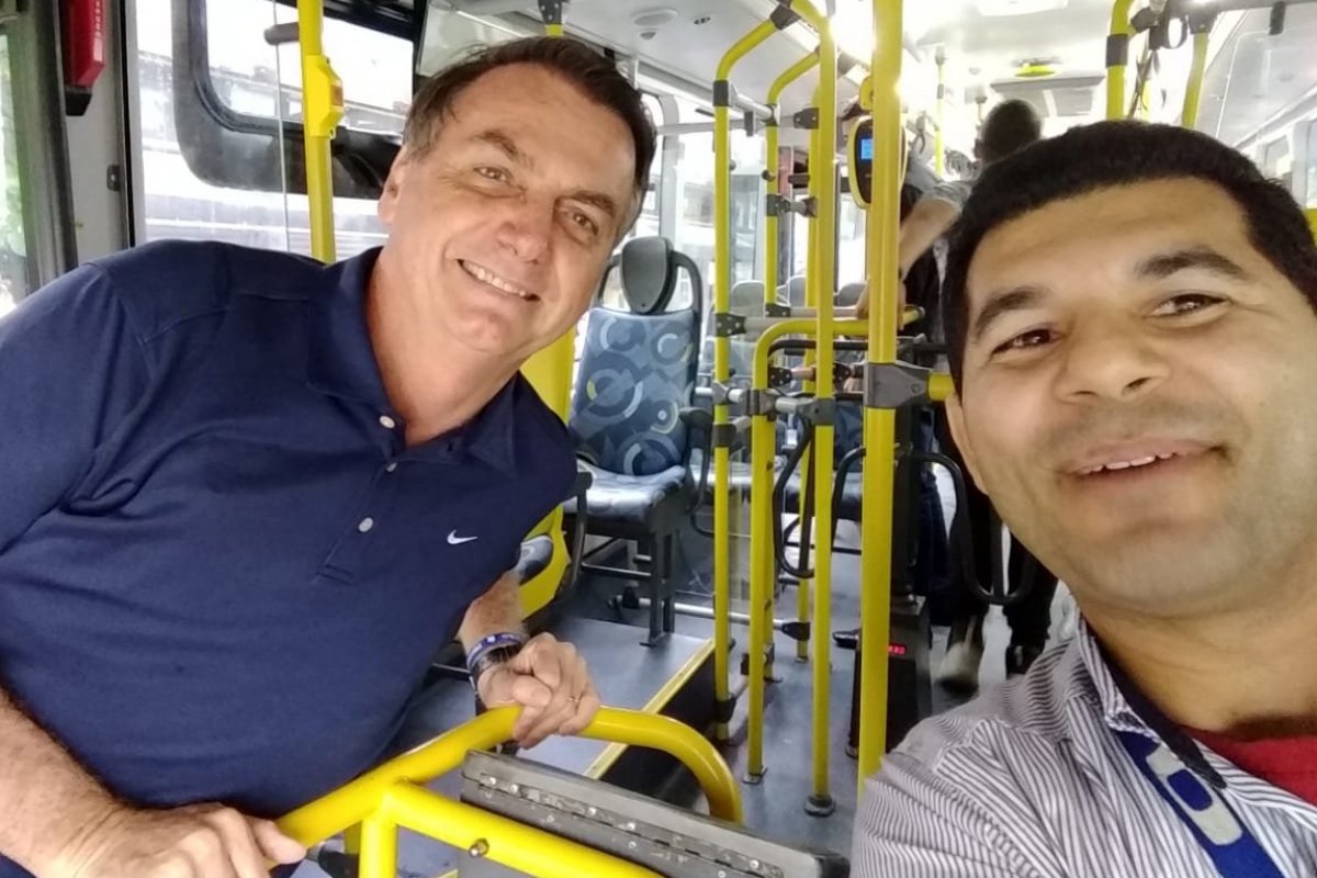 Bolsonaro pega ônibus no Guarujá
