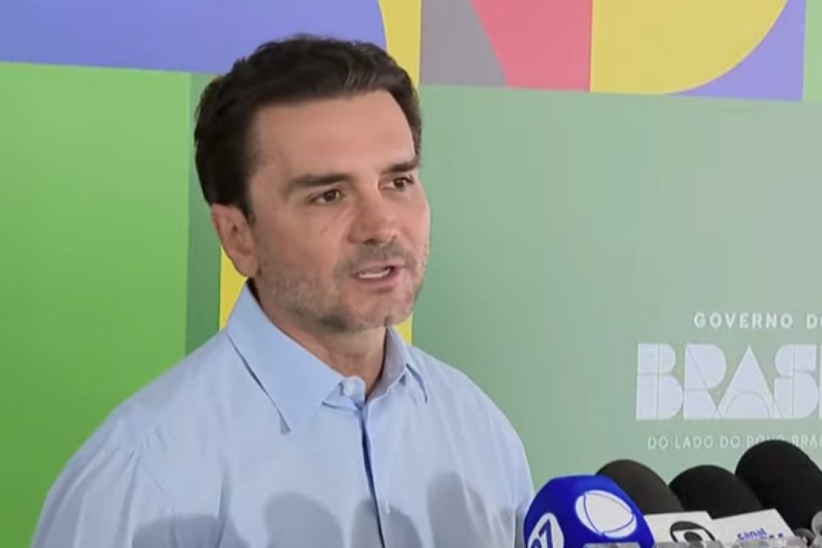 Celso Sabino entrega carta de demissão a Lula após ultimato do União Brasil