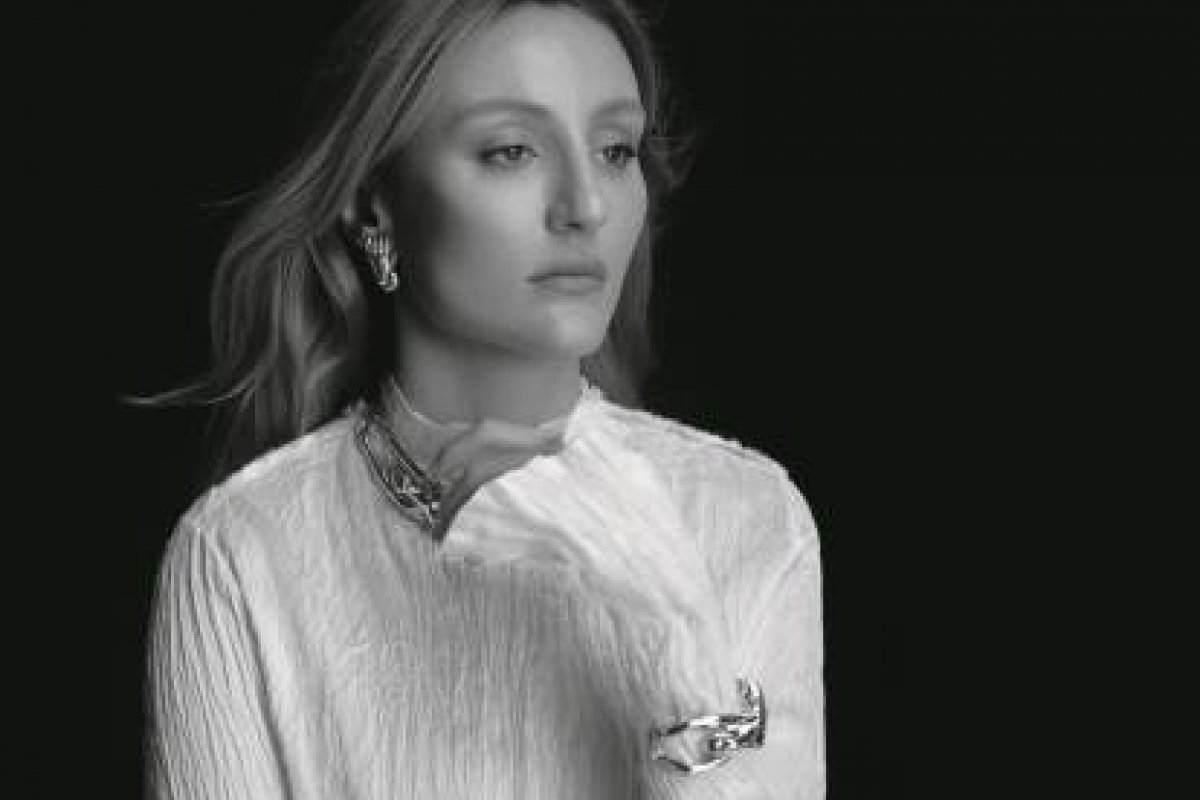 Joalheira Paola Vilas lança joias inspiradas em Lina Bo Bardi!