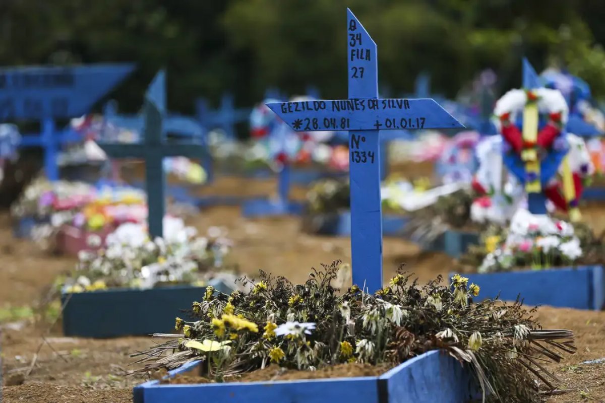 Mãe de preso político no 8 de janeiro morre; filho foi impedido de cuidar da idosa, diz defesa