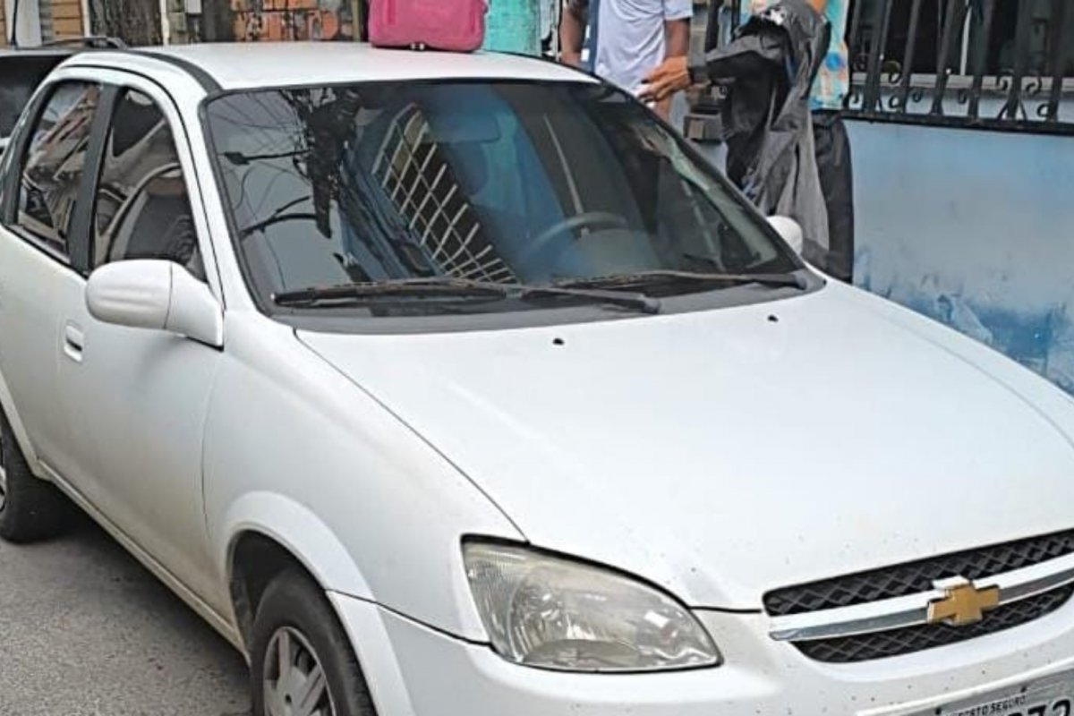 PM recupera carro com restrição de furto no bairro de Pero Vaz