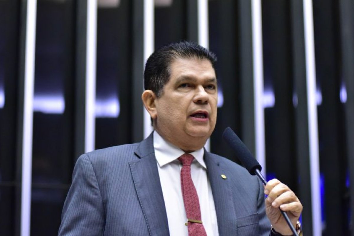 Deputado Mauro Benevides Filho é internado após sofrer AVC