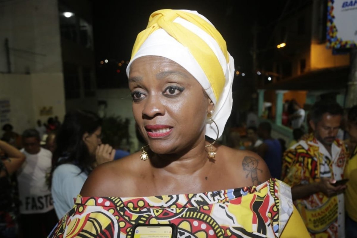 Major Denice evita falar de política e fala sobre mulheres