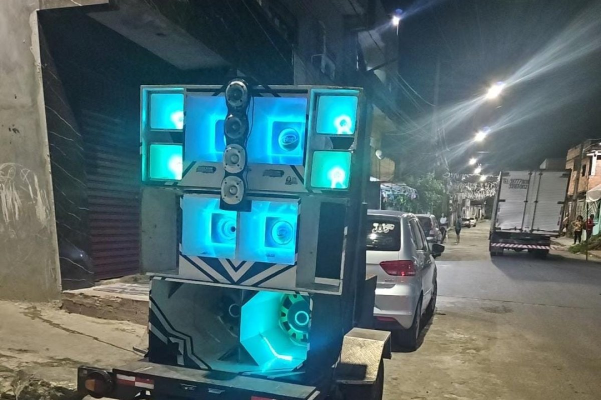 PM recolhe veículo com "paredão" durante operação em Paripe