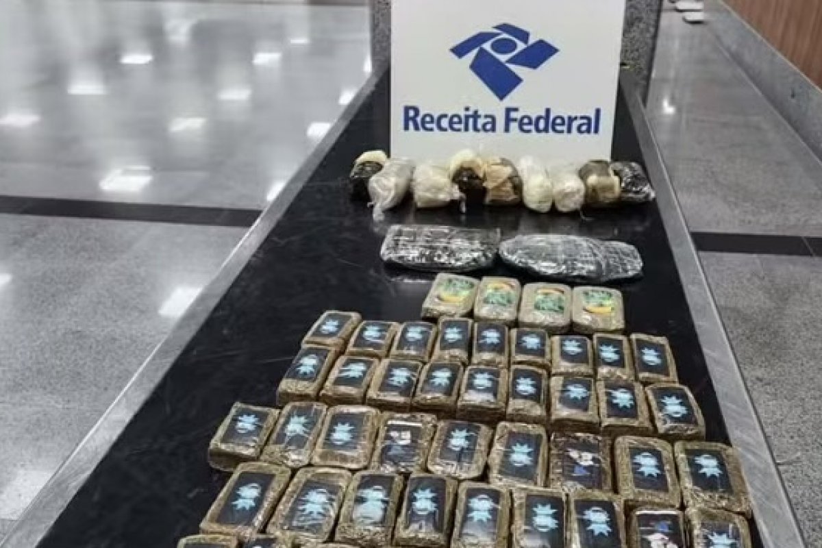Passageira é presa com mais de 50 pacotes de haxixe no aeroporto de Salvador; droga estava em fundo falso da mala