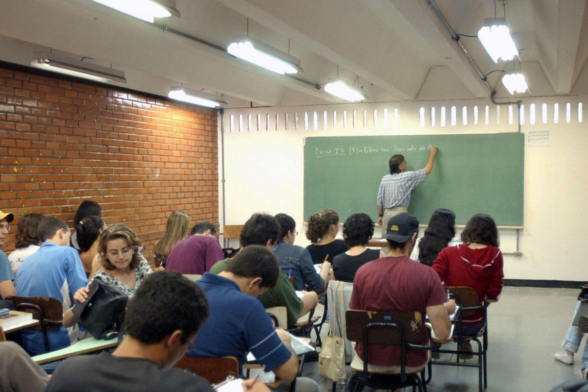Mensalidade escolar para 2026 deve chegar ao dobro da inflação com reajuste de 9,8% 