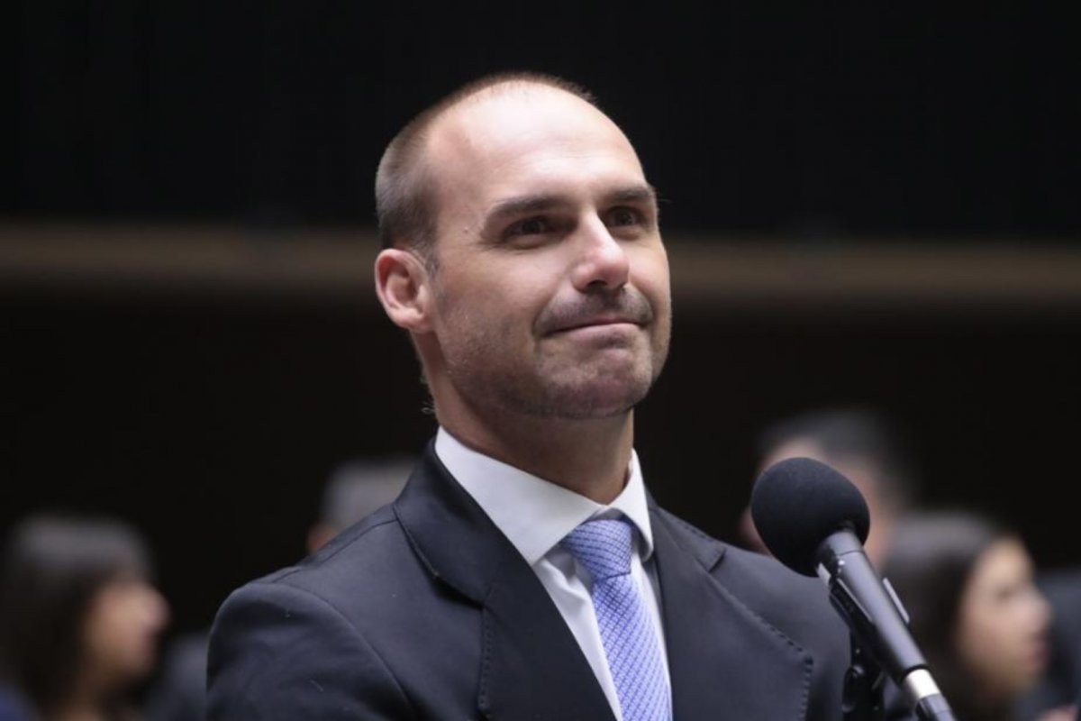 Eduardo Bolsonaro está nos EUA para fugir da responsabilidade judicial, diz Moraes 
