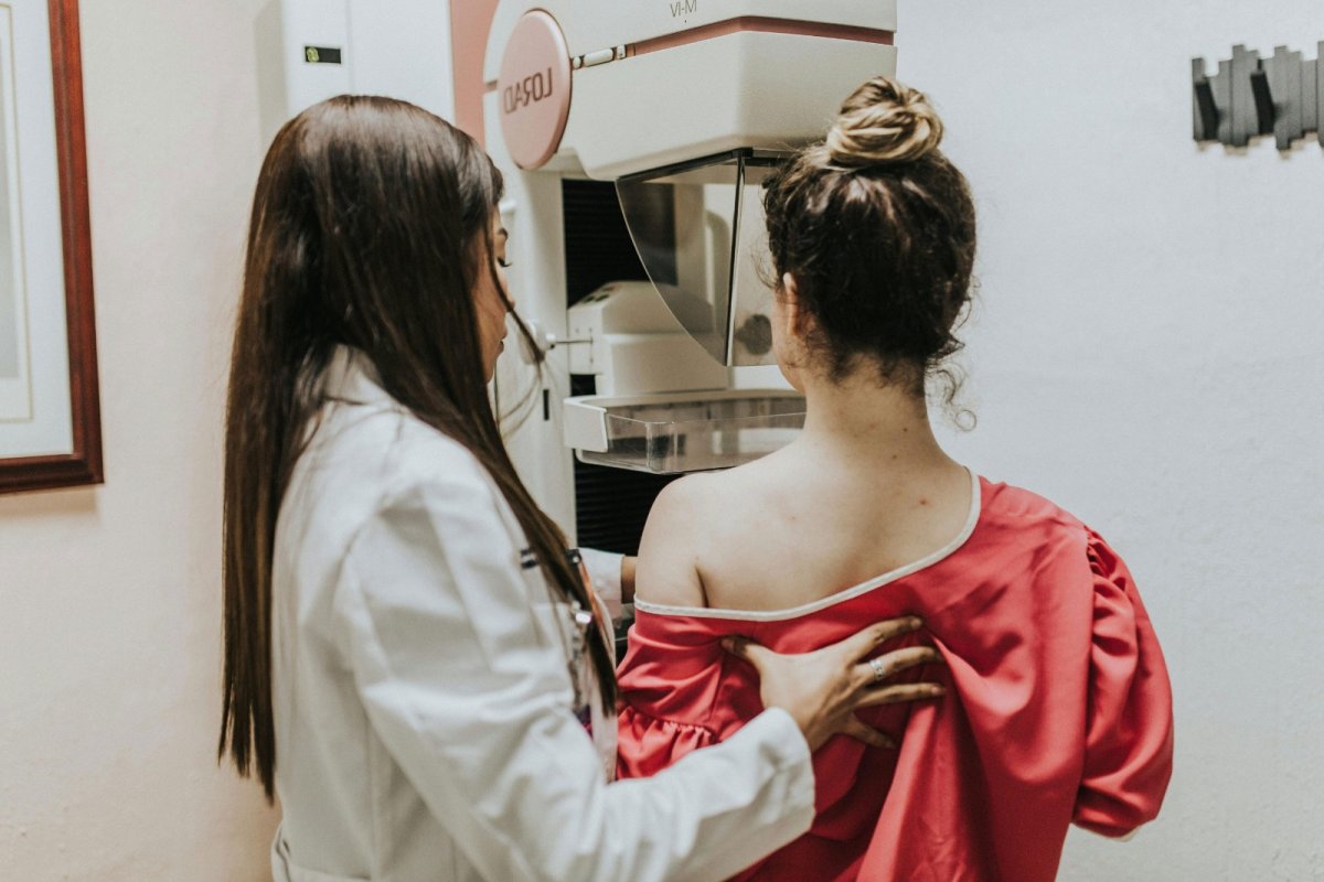 Outubro Rosa: Especialistas explicam porque o câncer de mama em mulheres jovens é frequentemente mais agressivo!