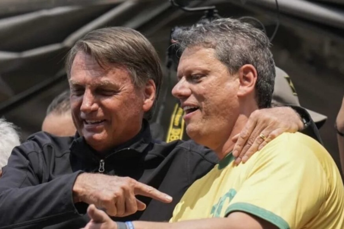 Após visita a Bolsonaro, Tarcísio diz que situação do ex-presidente é 'triste' e defende PL da Anistia