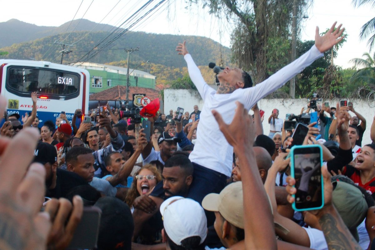 Vídeo: Rapper Oruam é solto após mais de dois meses preso no Rio de Janeiro