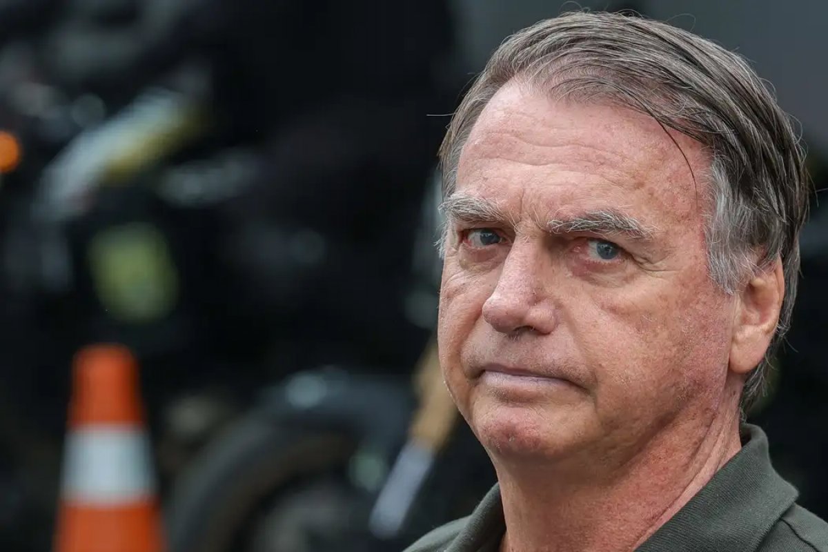 Bolsonaro tem nova crise de soluço e vômito; médico visita ex-presidente