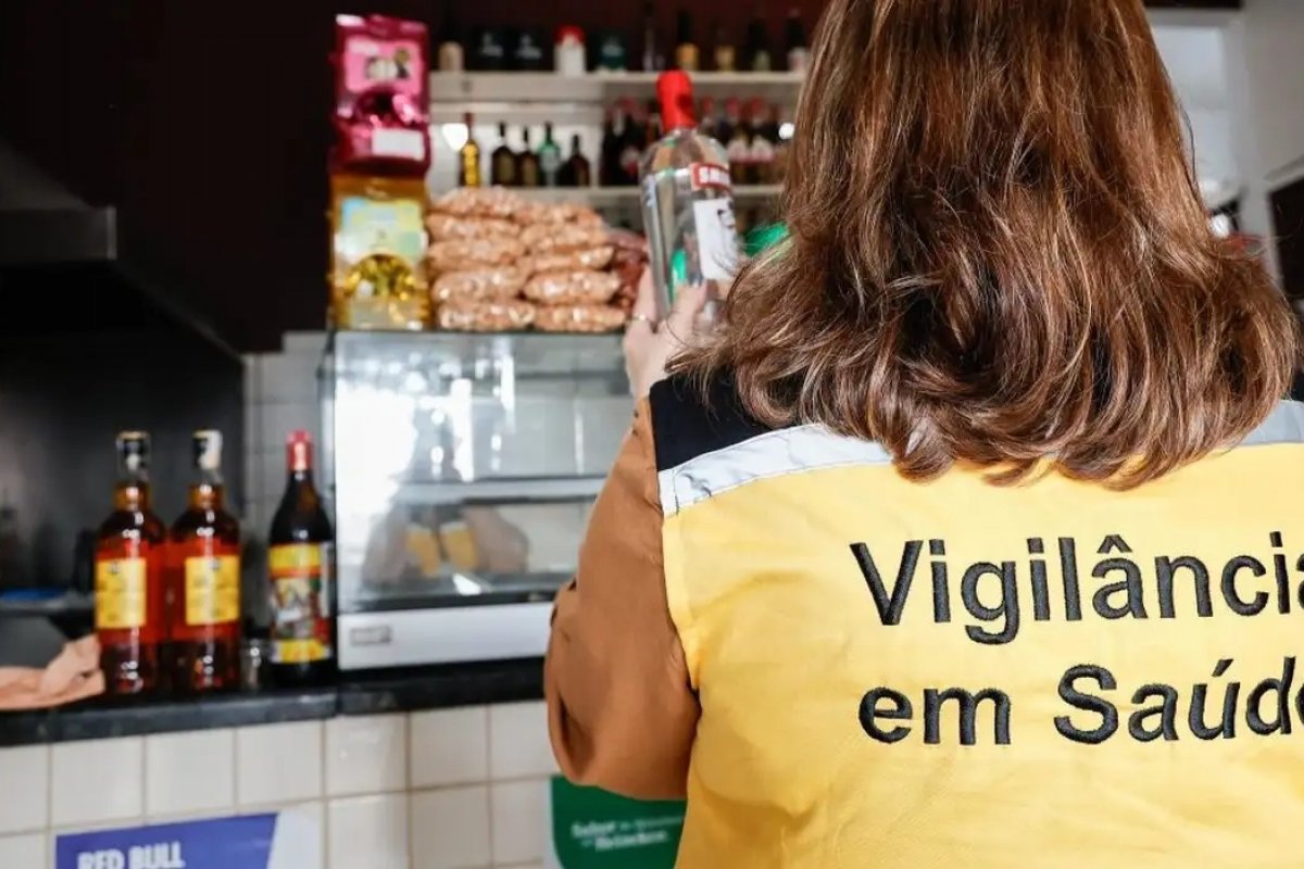 Força-tarefa apreende 117 garrafas de bebida sem procedência em SP