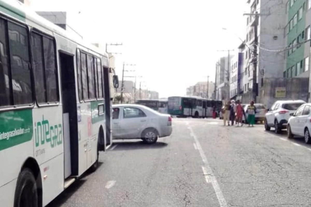 Ônibus deixam de circular em bairros de Salvador após grupo armado tomar coletivo e cruzar veículo em pista
