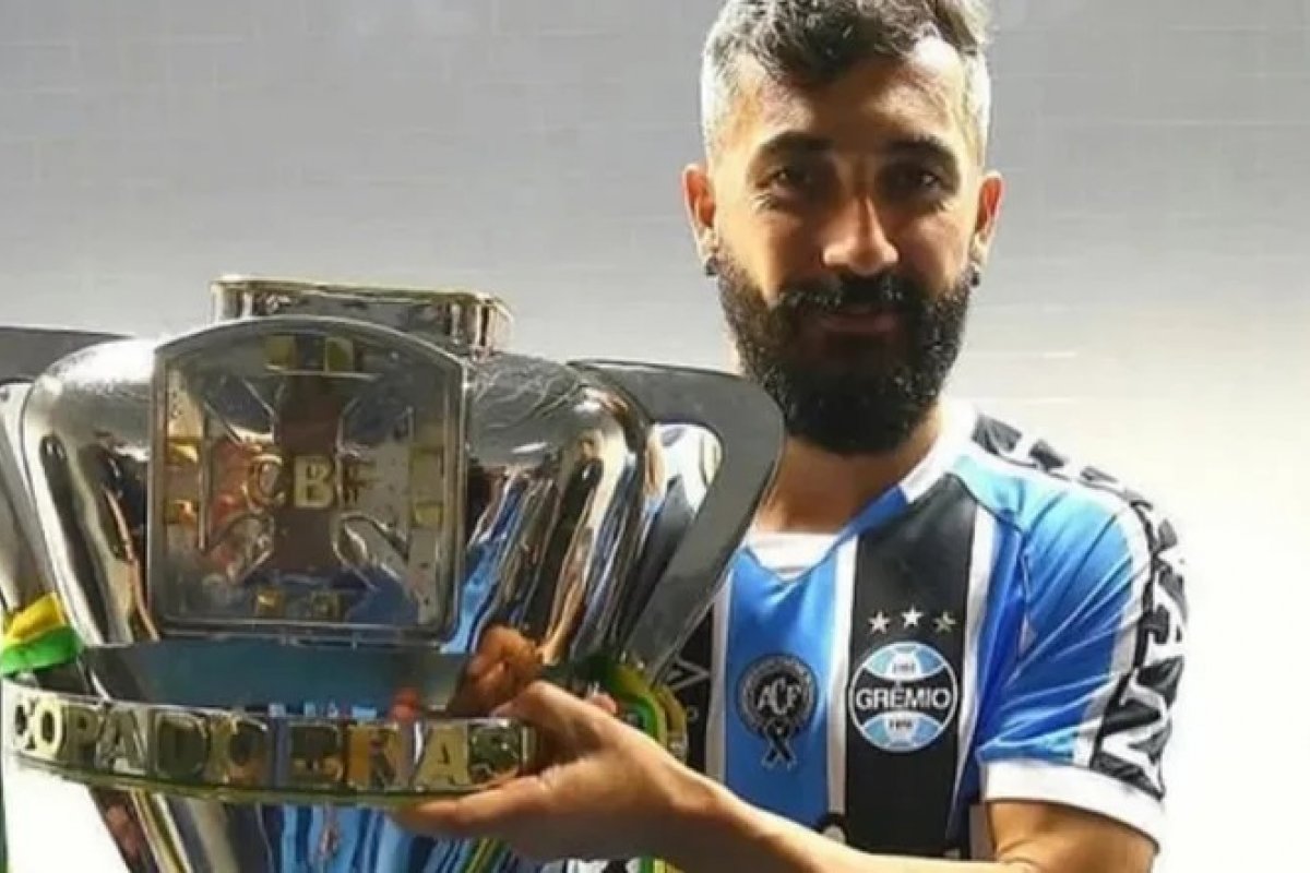 Ex-jogador Douglas Santos é foragido da Justiça após ter prisão decretada por não pagamento de pensão