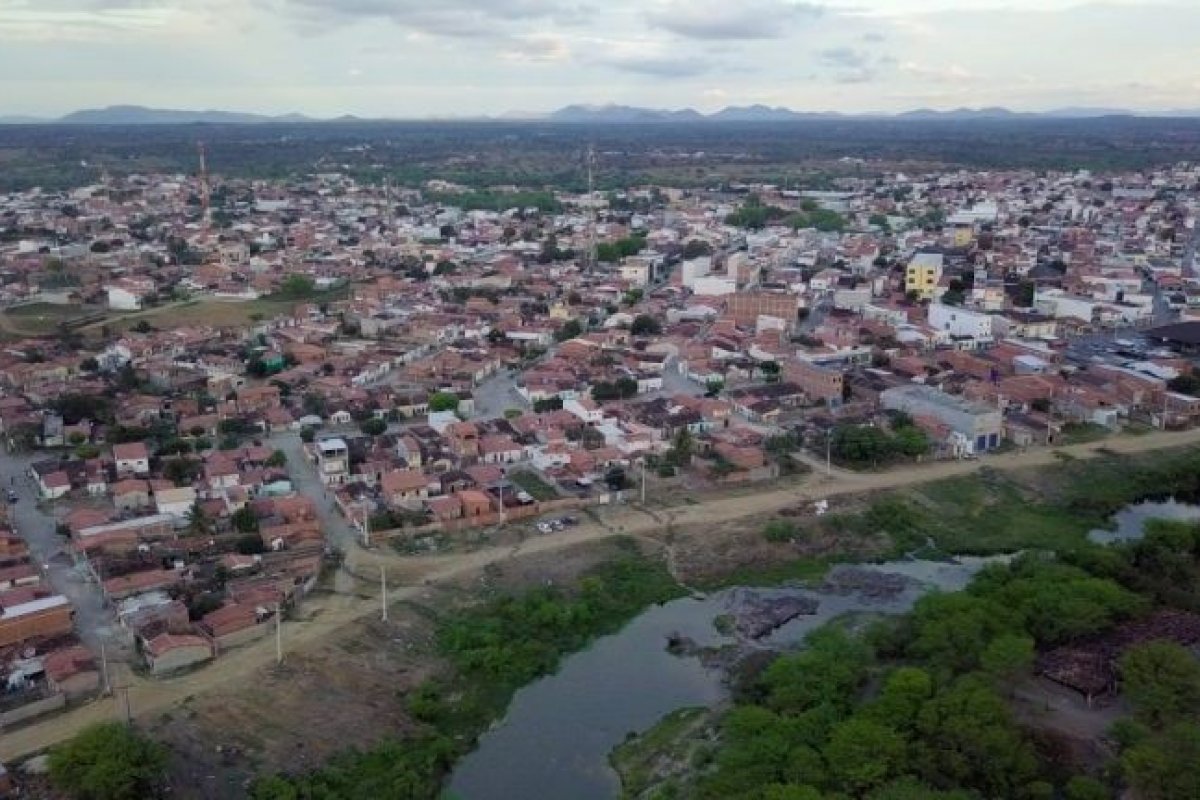 Homem sofre traumatismo craniano após ser atingido por tronco de árvore enquanto trabalhava na Bahia