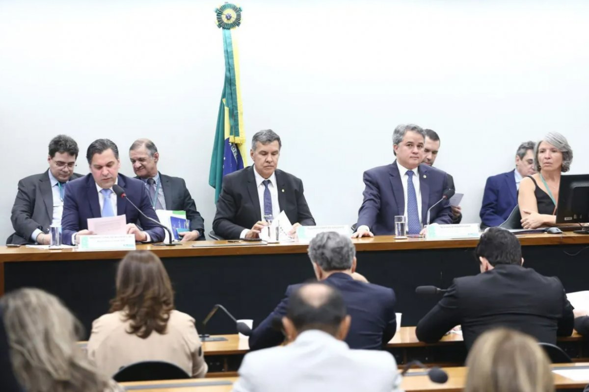 CMO aprova aumento do fundo eleitoral para R$ 4,9 bilhões em 2026