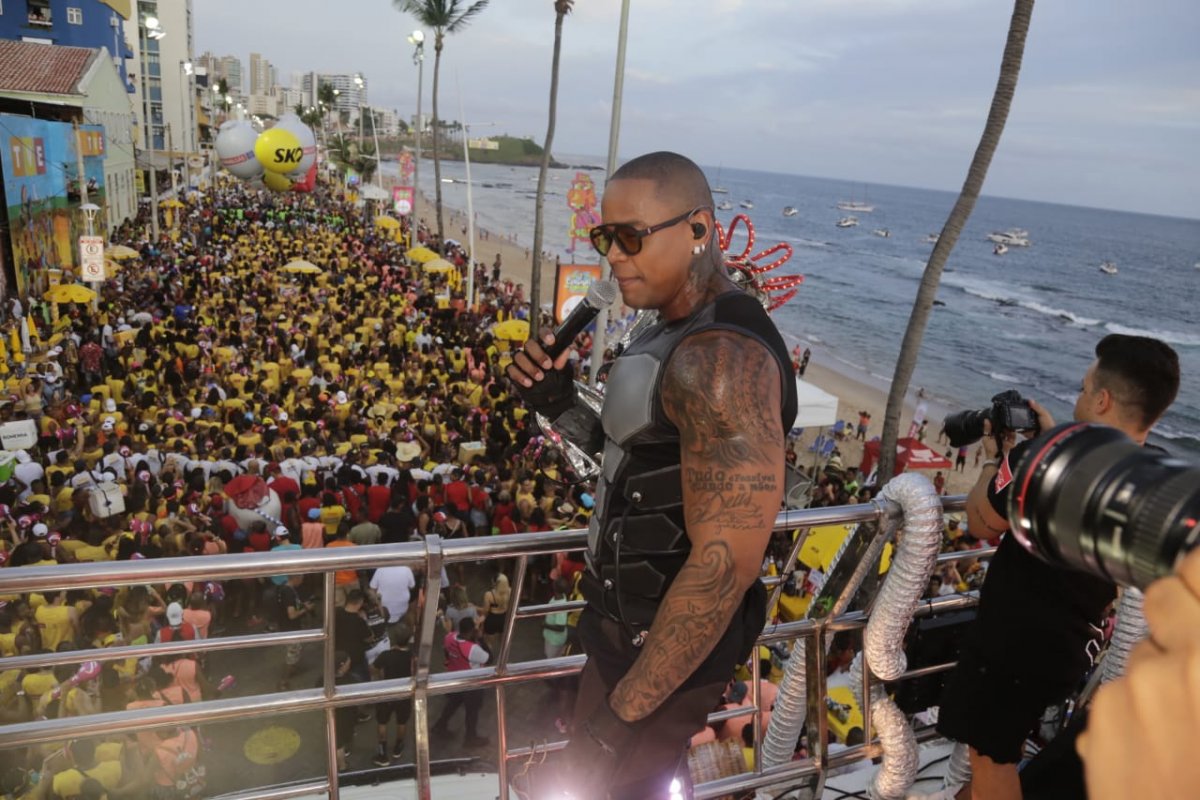 Oração de Ivete, bronca de Léo Santana em cordeiro e Simaria de tapa-seios marcam 3º dia de carnaval