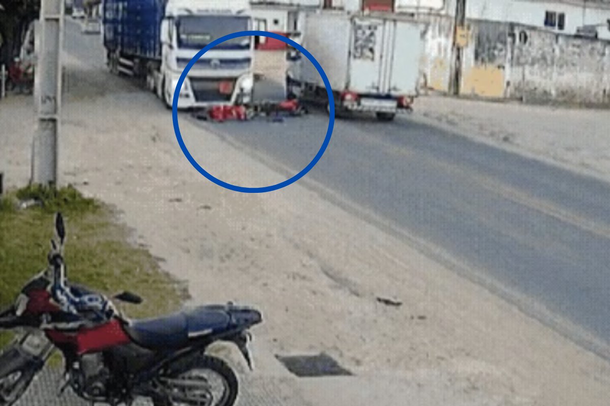 Vídeo: homem fica ferido após acidente entre duas motociclistas, carreta e caminhão na Bahia