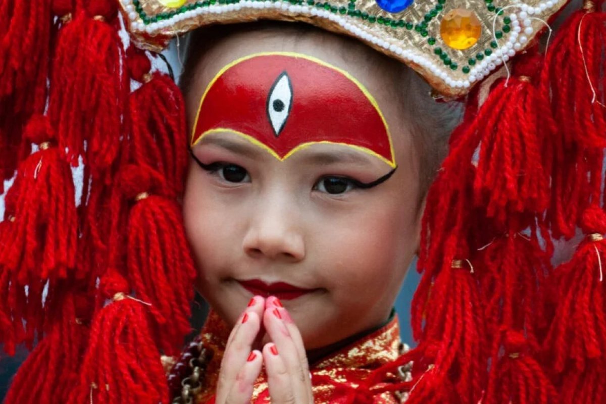 Menina de 2 anos é escolhida como nova deusa viva no Nepal e passa a ser adorada por hindus e budistas