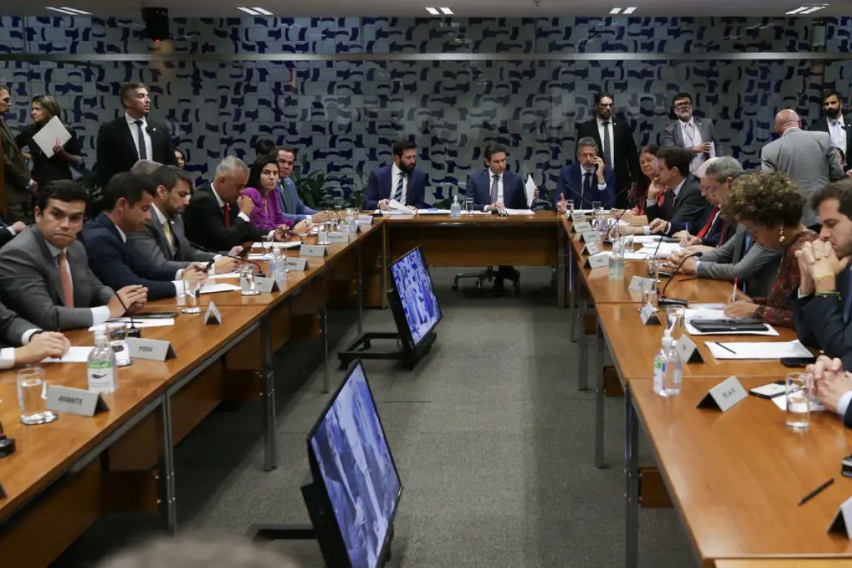 Câmara pauta votação de projeto que torna hediondo crime de falsificação de alimentos após casos de intoxicação por metanol