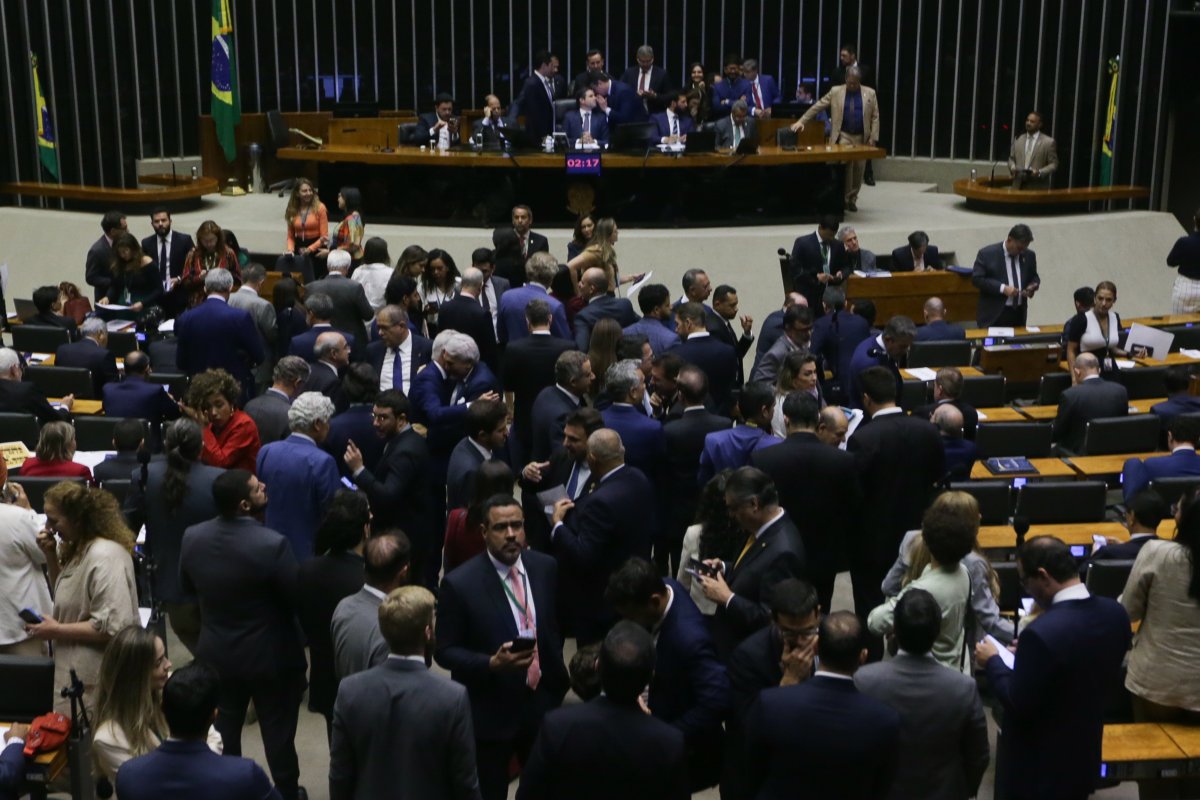 Câmara aprova isenção de IR até R$ 5.000 e imposto mínimo para alta renda, em votação unânime