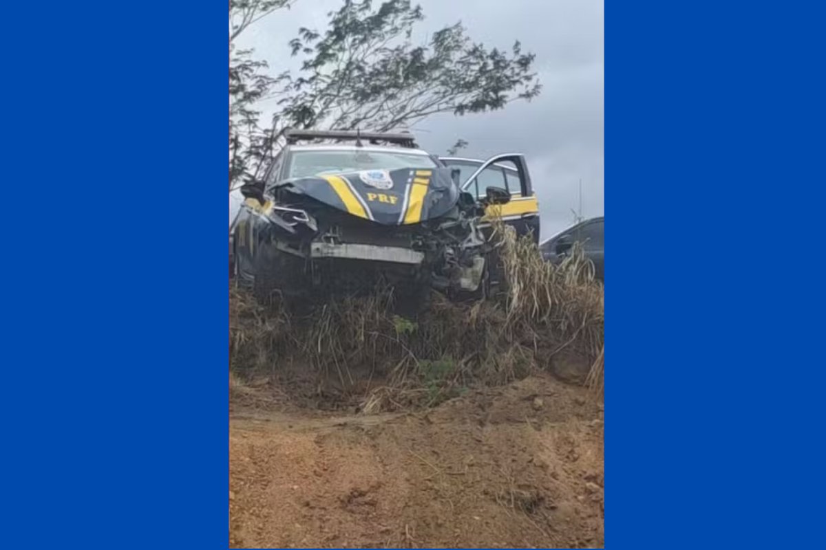 Colisão entre carreta e viatura da PRF fere policial e causa congestionamento na BR-116