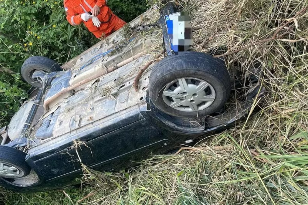 Menino de 4 anos é resgatado após passar dois dias ao lado dos pais mortos em acidente