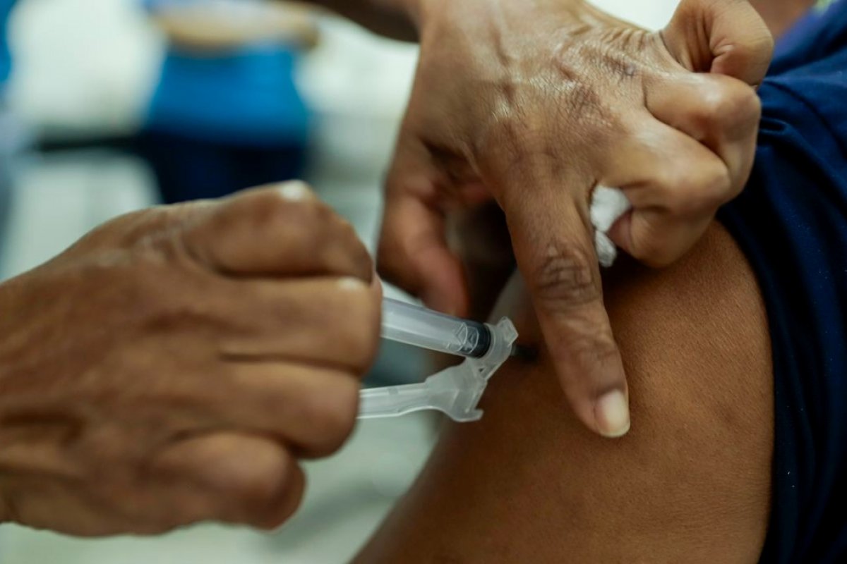 Governo lança campanha para vacinar crianças e jovens até 15 anos