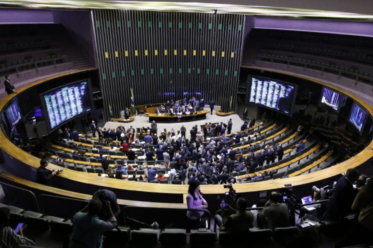 Câmara aprova urgência de projeto que torna hediondo o crime de falsificar bebida