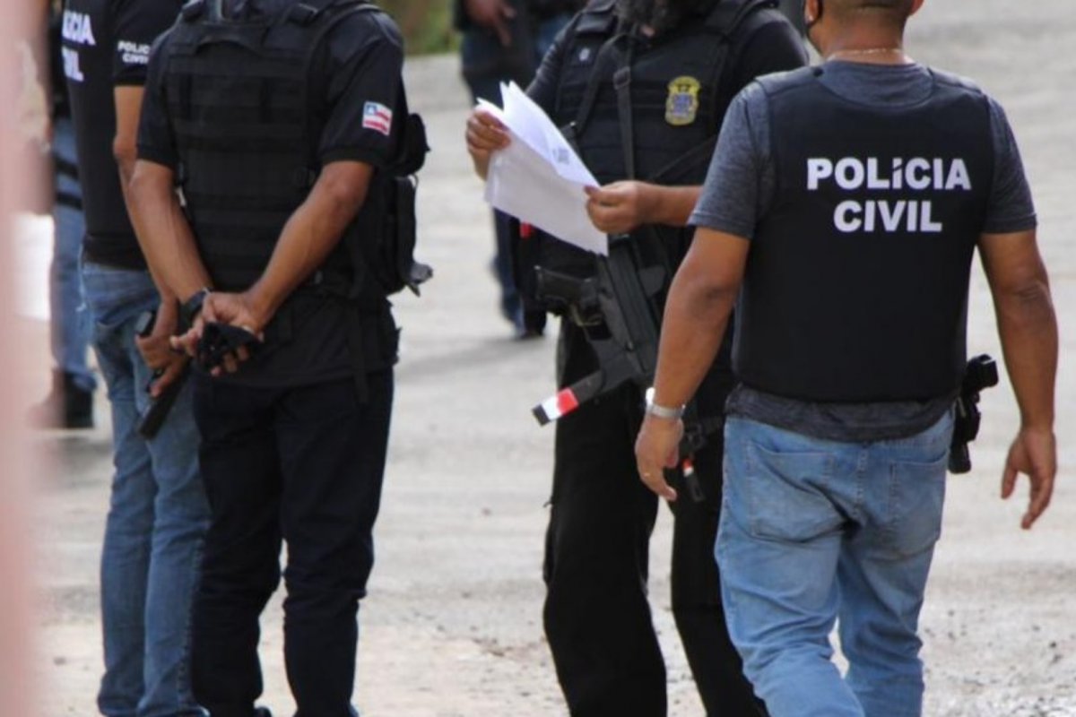 Mulher é presa em flagrante suspeita de praticar estelionato com falsas promessas espirituais