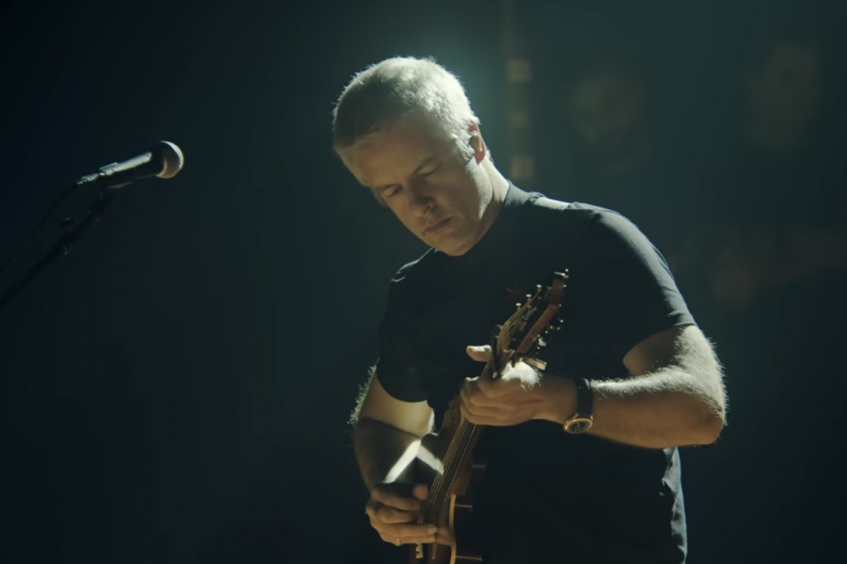 Justiça reverte condenação do cantor Victor Chaves por agressão à esposa