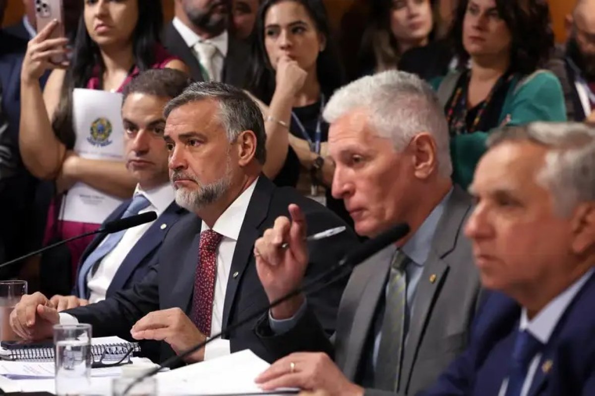 Paulo Pimenta se exalta durante CPMI do INSS e é repreendido por presidente da comissão