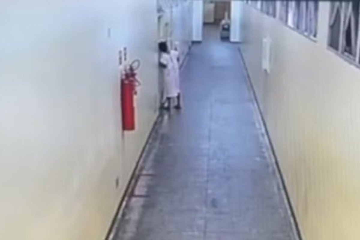 Vídeo: Segurando frasco de soro, uma paciente furta objetos em hospital do RN