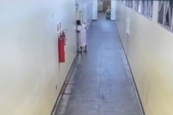 [Vídeo: Segurando frasco de soro, uma paciente furta objetos em hospital do RN]