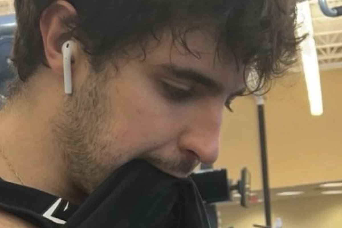 Filho de Gugu sensualiza na web. Veja fotos! 