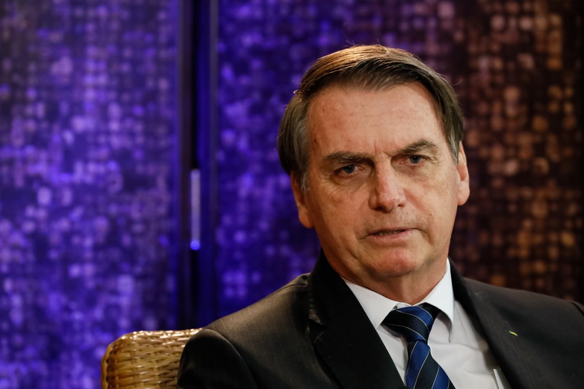 “Ele persiste com crises de soluços, mais intensas quando se exalta ou fala muito”, diz médico sobre saúde de Bolsonaro