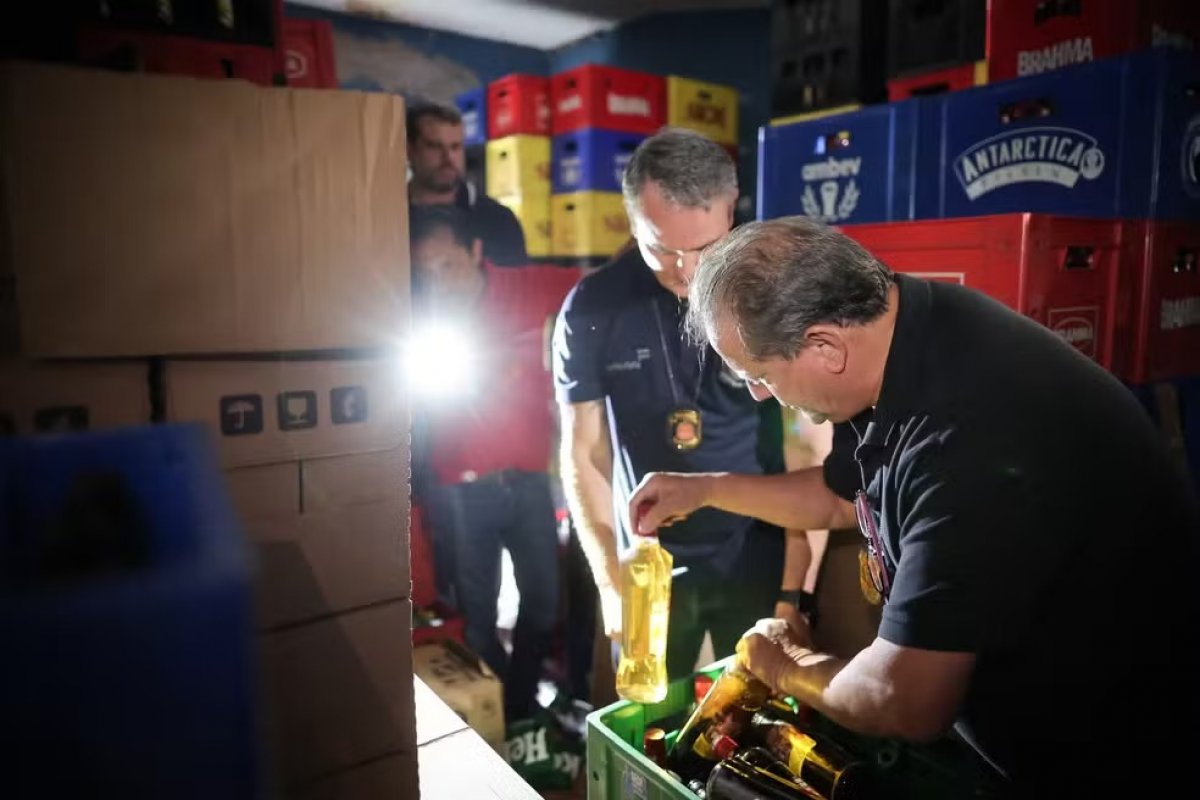 Principal linha de investigação aponta metanol usado na higienização de garrafas como responsável pela contaminação