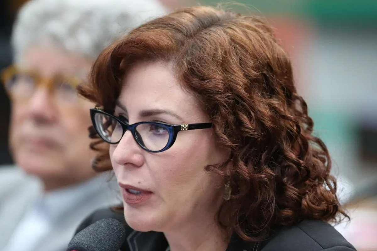 Carla Zambelli escreve livro da prisão na Itália e aguarda audiência sobre extradição