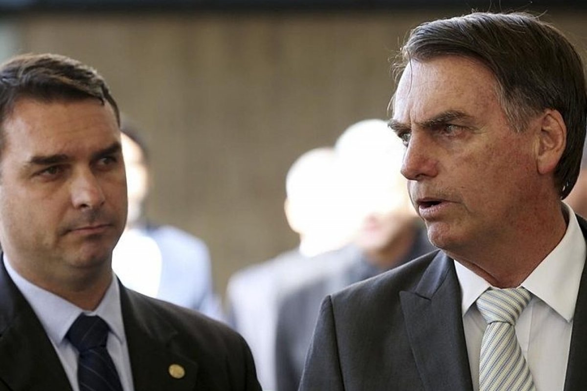 Seguindo orientação dos advogados, Bolsonaro não dará entrevistas, afirma Flávio Bolsonaro