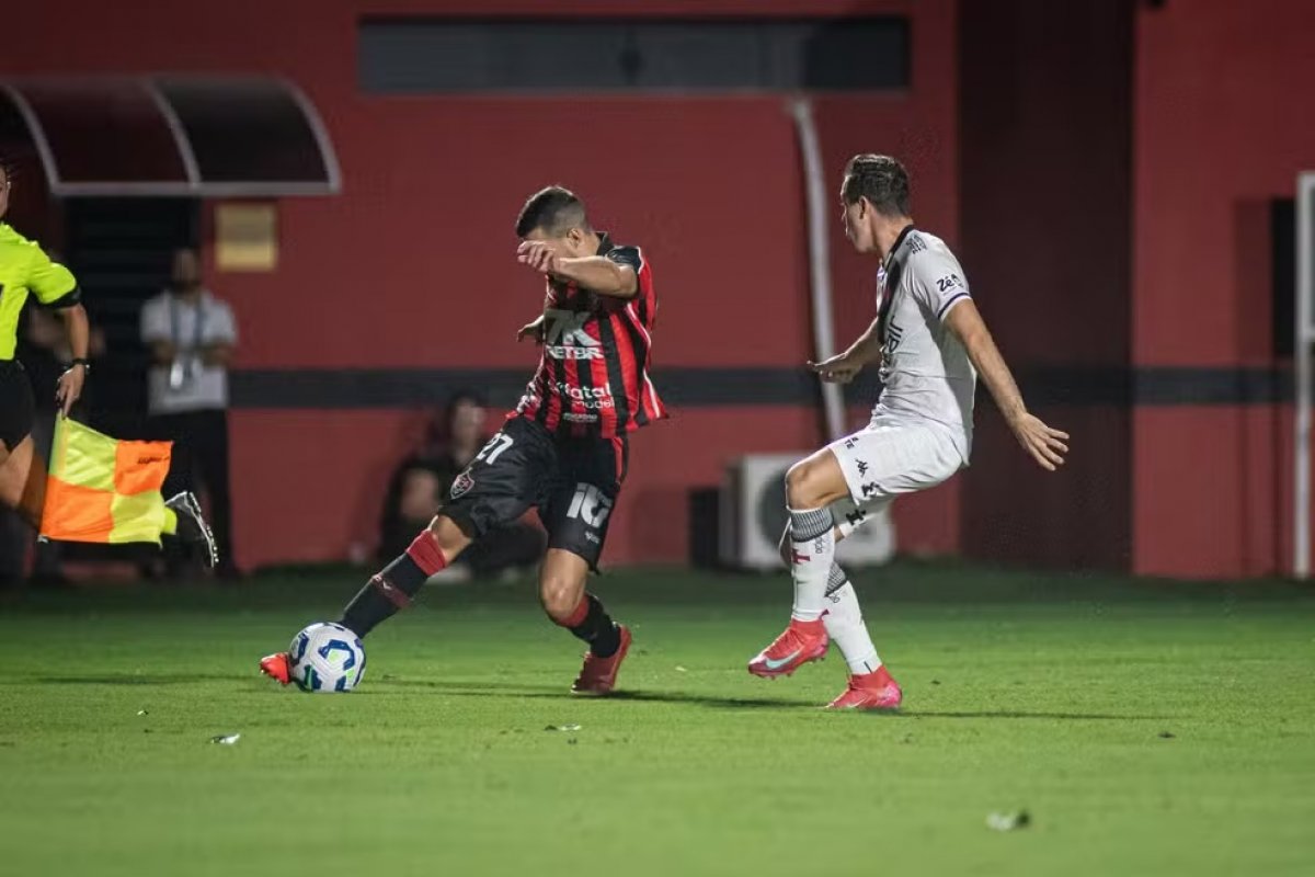 Vitória visita Vasco tentando conseguir primeiro triunfo longe de Salvador 