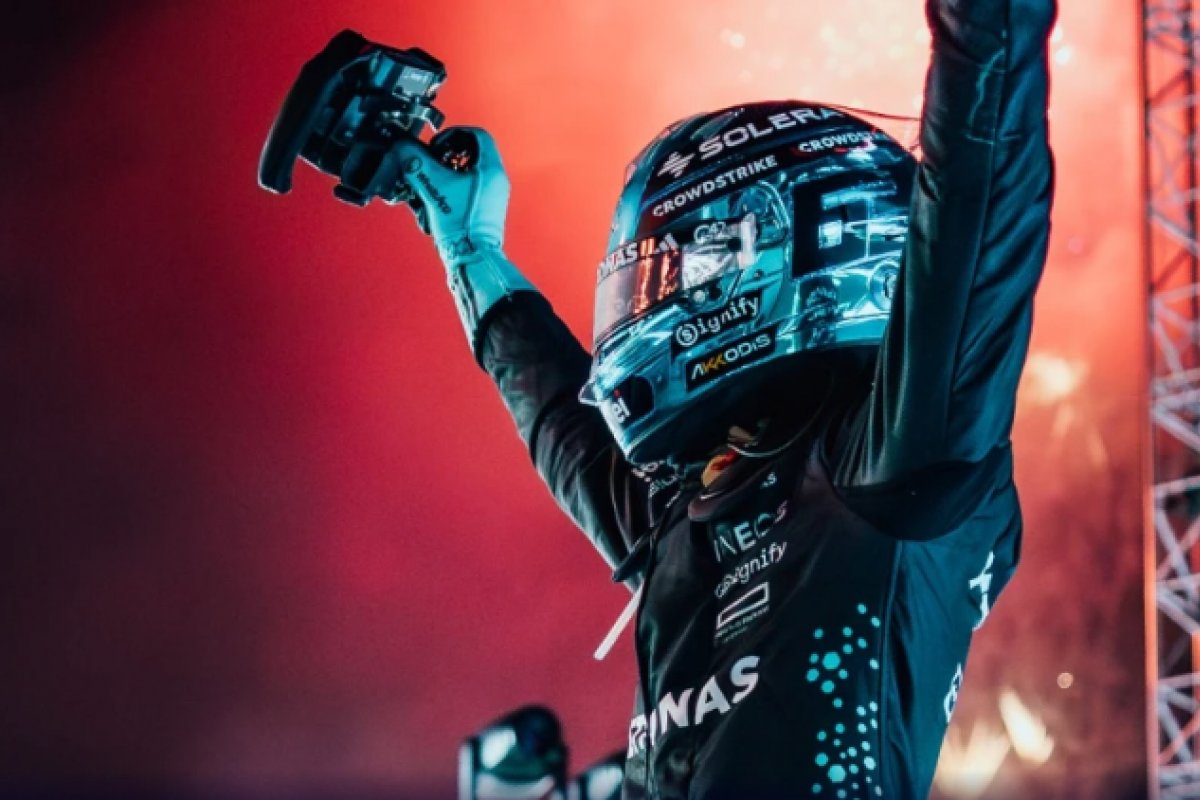 GP de Singapura: Mercedes vence com Russell e McLaren conquista 10º título de construtores
