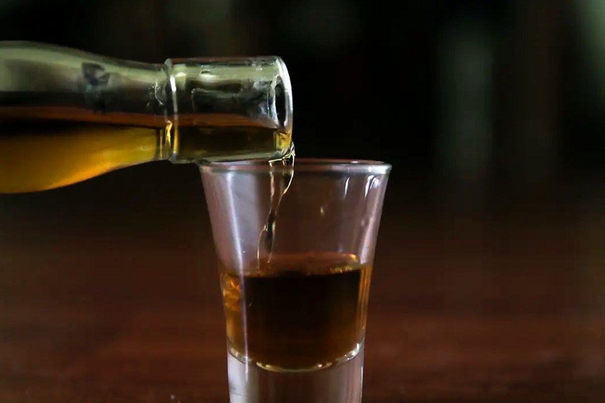 Cachaça contaminada por metanol deixou 37 mortos na Bahia em 1999; relembre outros casos