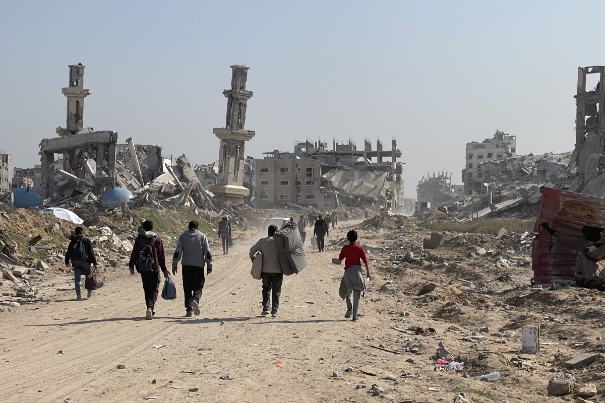 Israel mantém ofensiva e diz que 900 mil pessoas saíram de Gaza; negociações sobre reféns avançam