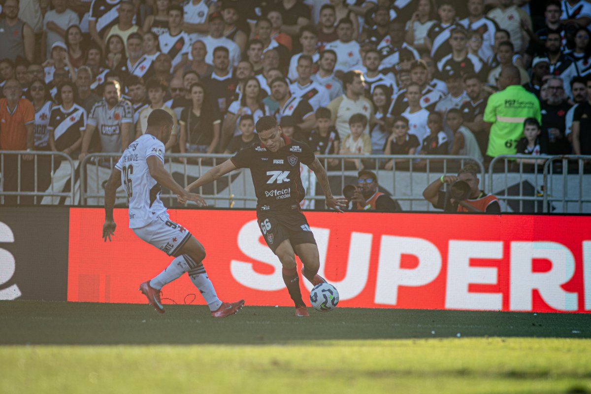 Em jogaço com duas viradas e polêmica, Vitória perde para o Vasco no Rio