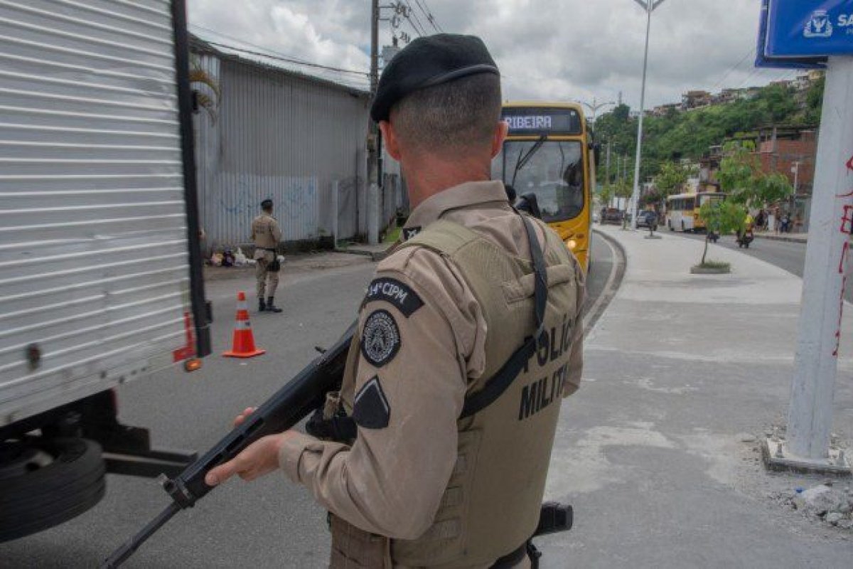 Criança e idosa são feitas refém em Lauro de Freitas; suspeitos trocam tiros com policiais