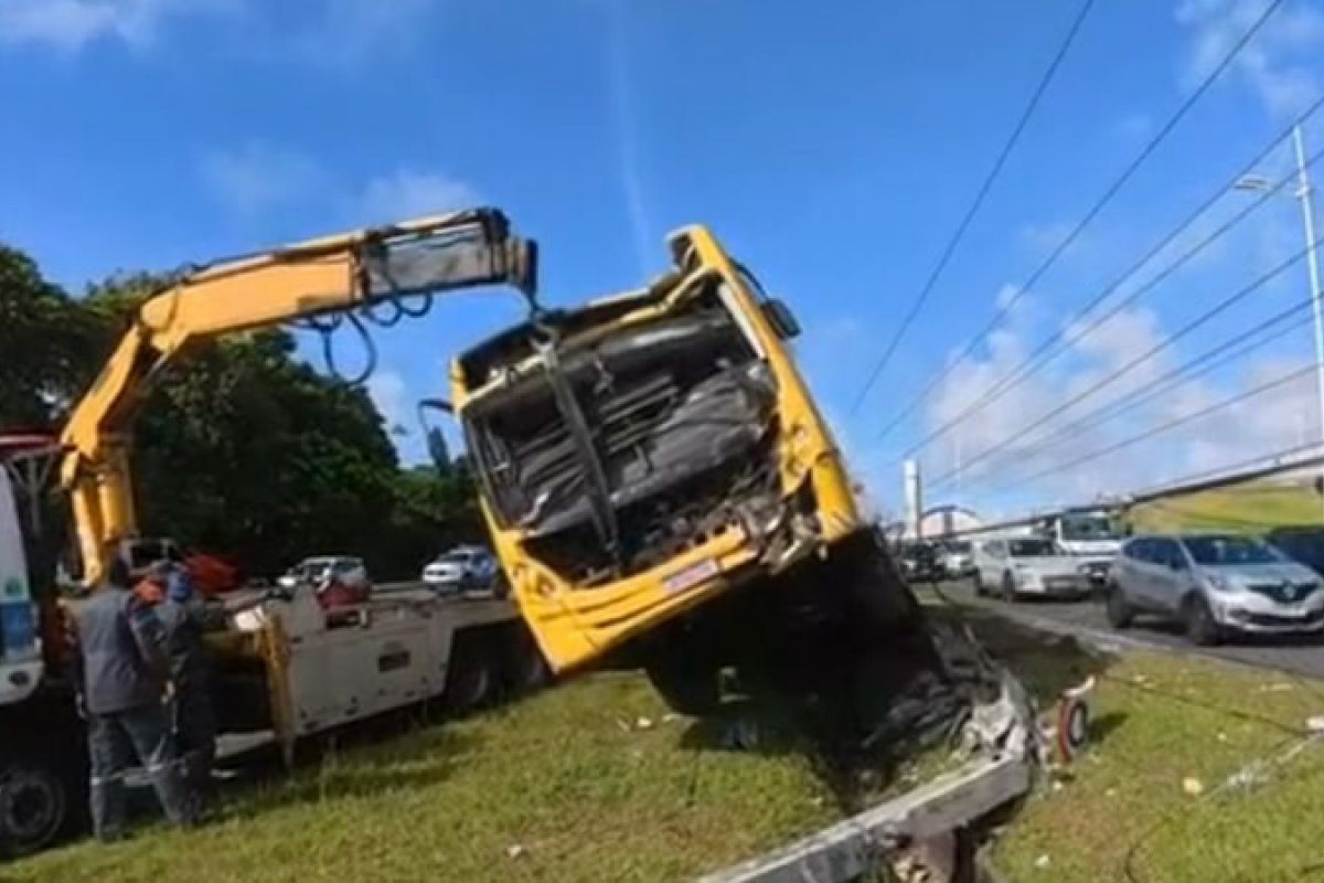 Ônibus fica completamente destruído após bater em poste na Avenida Paralela, em Salvador