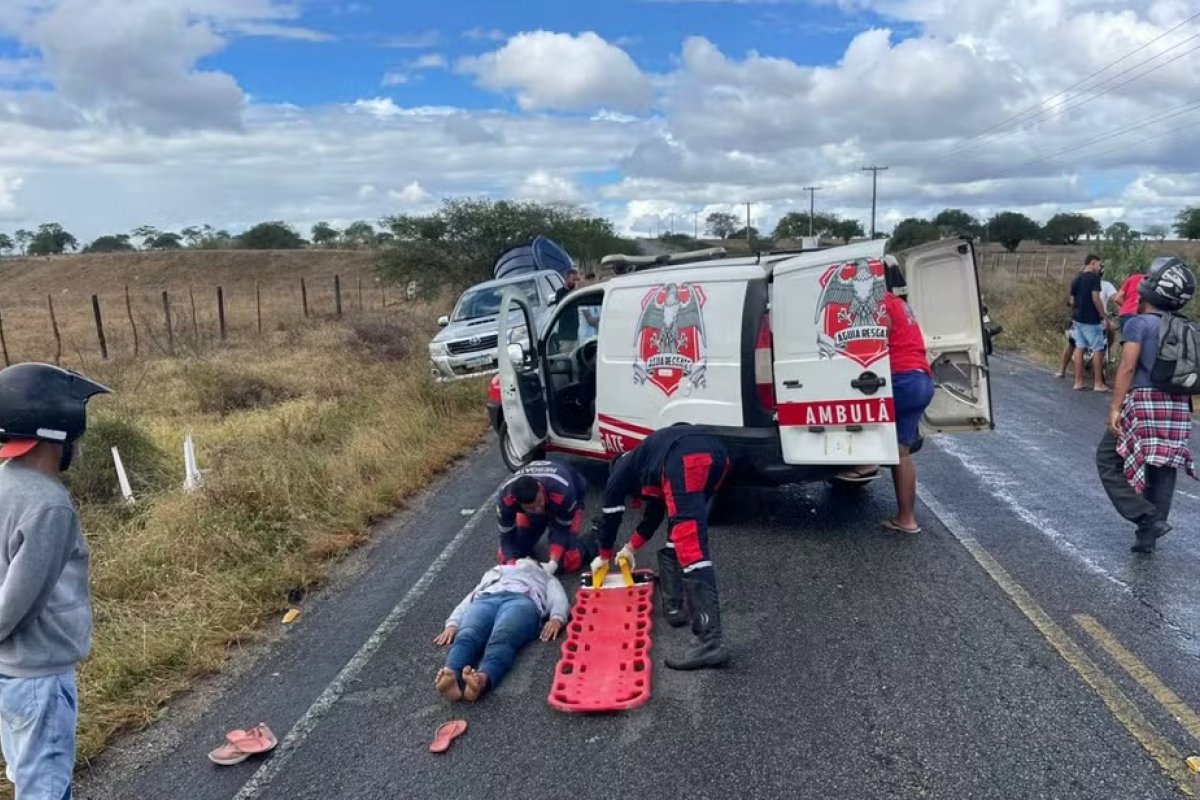 Duas mulheres ficam feridas após serem atingidas por uma mesa que caiu de caminhonete no interior da Bahia