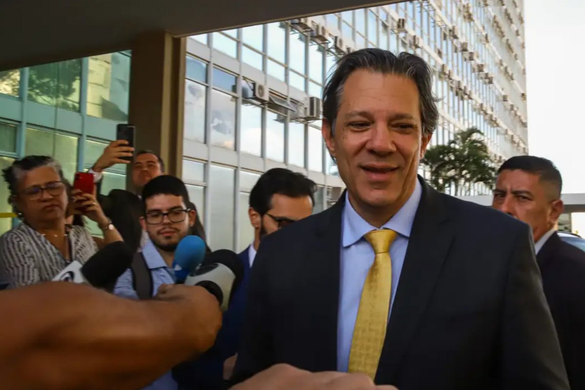 "Foi positivo", afirma Haddad sobre conversa entre o presidente Lula e Trump