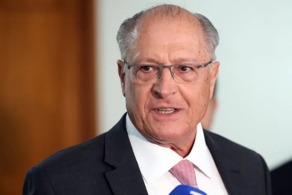 Lula pede a Trump revisão de sanções dos EUA contra ministros do STF, afirma Alckmin