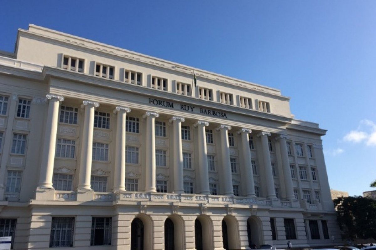 Ação criminosa termina com homem baleado e vidraça de fórum perfurado em Salvador
